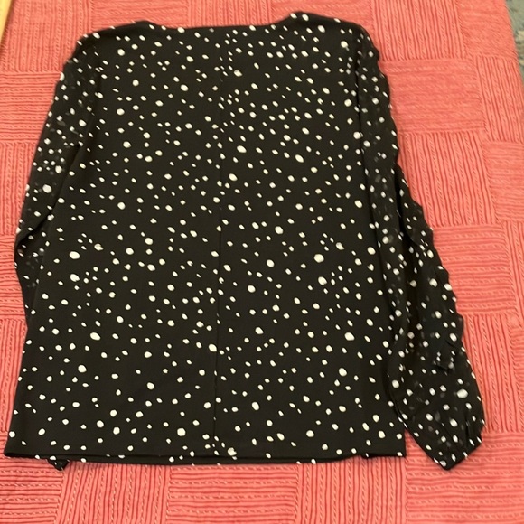 Ann Taylor Factory XS Black and White dotted top with long sleeves - Picture 15 of 15